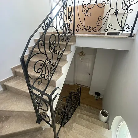 Guenluek Kiralik Tripleks Villa