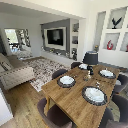 Villa Guenluek Kiralik Tripleks Kyrenia (Northern Cyprus)