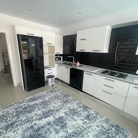 Guenluek Kiralik Tripleks Villa